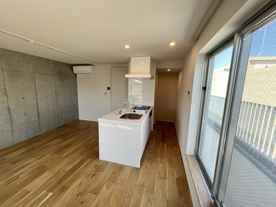 コンクリート張りがオシャレ。１２．６２帖のLDKです。