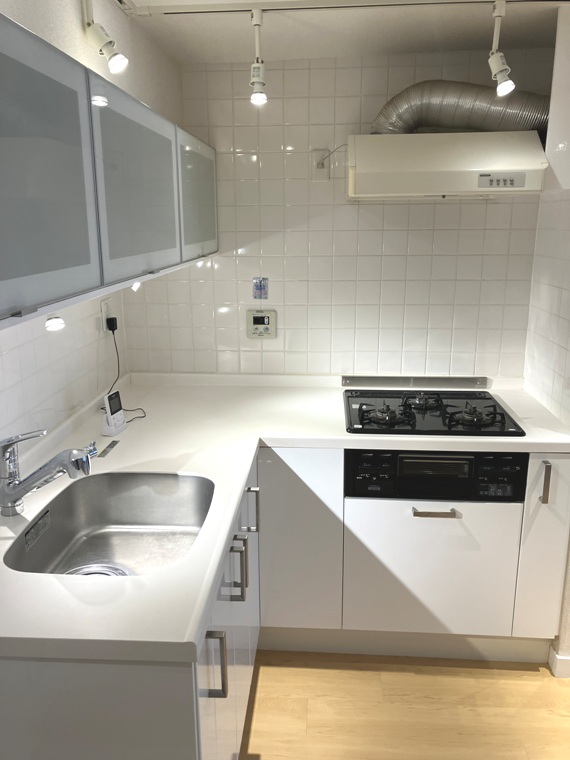 スポットライトでキッチンを照らします。