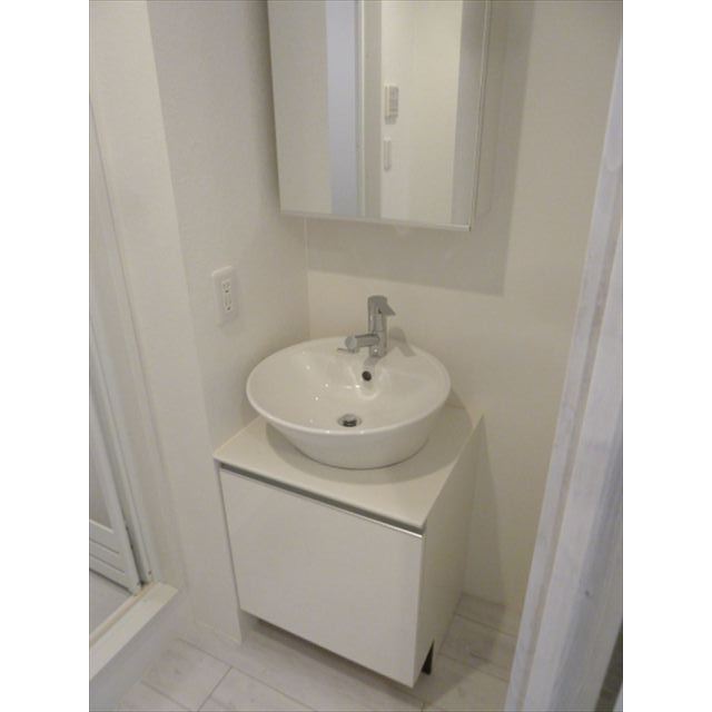 丸いボウルがカワイイ独立洗面台。