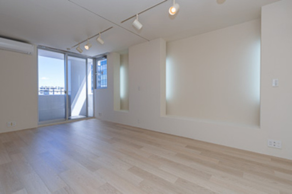 ほっそりとした窓から光がほんのりと入り込みます。※写真は同タイプ住戸です。