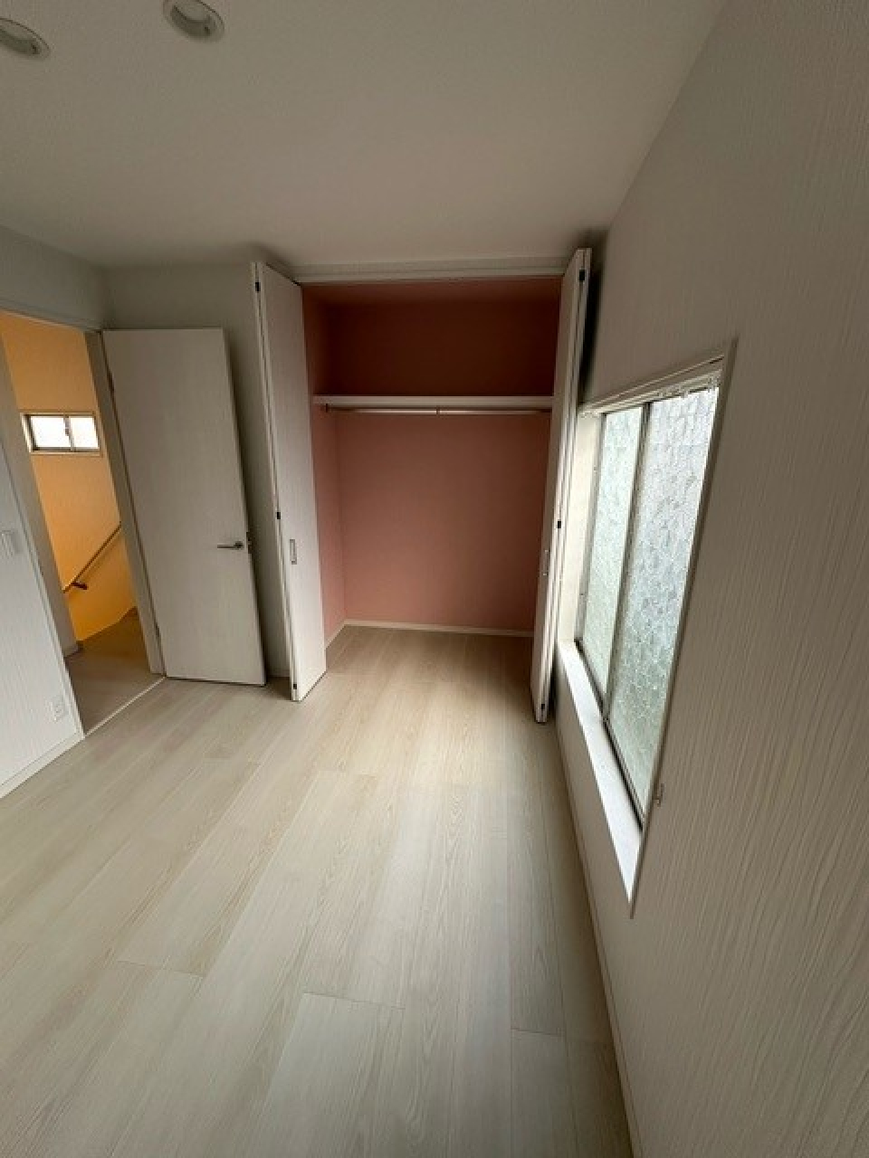 洋室にはそれぞれ収納が完備されています。