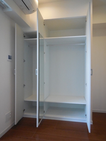 メイン収納にはハンガーパイプ付き