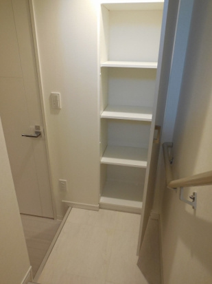 階段を下りた先にも収納あり
