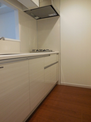 白でまとめられたキッチン