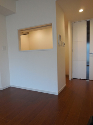 この小窓から料理をしている様子が見えるのがかわいい