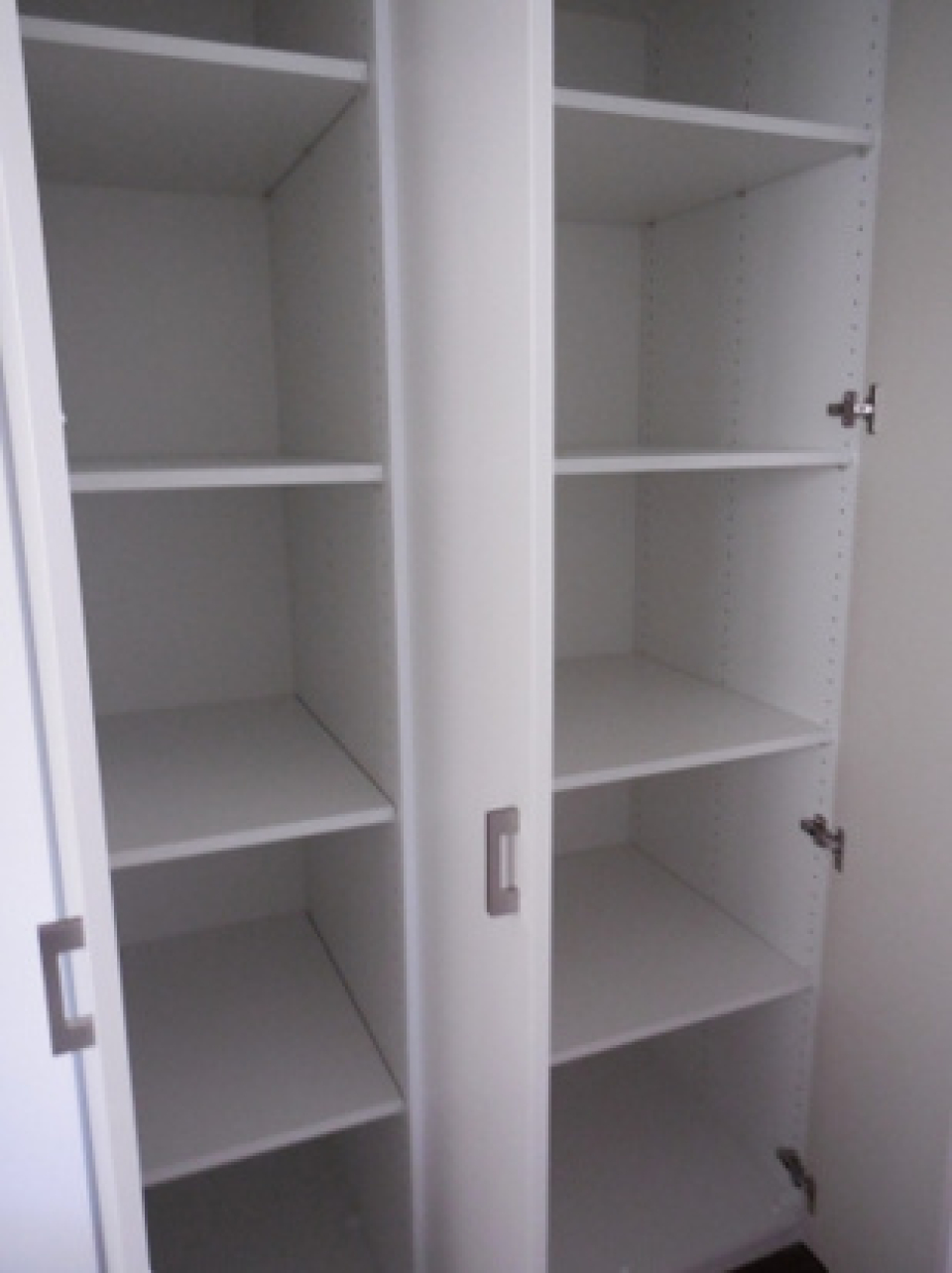 細かく区切られた使いやすいシェルフ