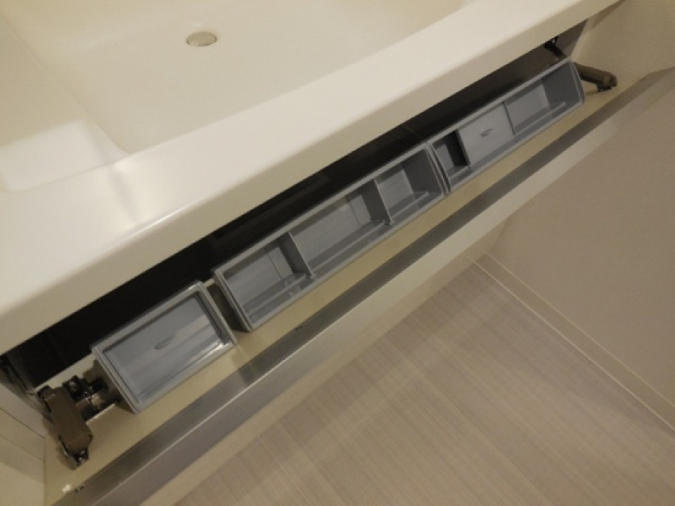 洗面台には変わった形の収納がついてます