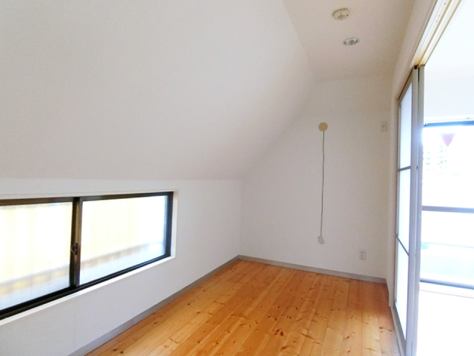 こちらは5.5帖の洋室。