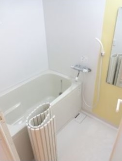 浴室の黄色のパネルがオシャレですね！