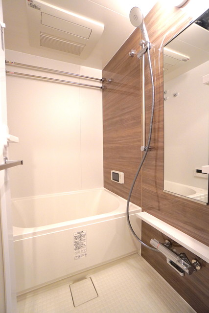 ナチュラルなパネルが導入された浴室です。※写真は同タイプ住戸です。