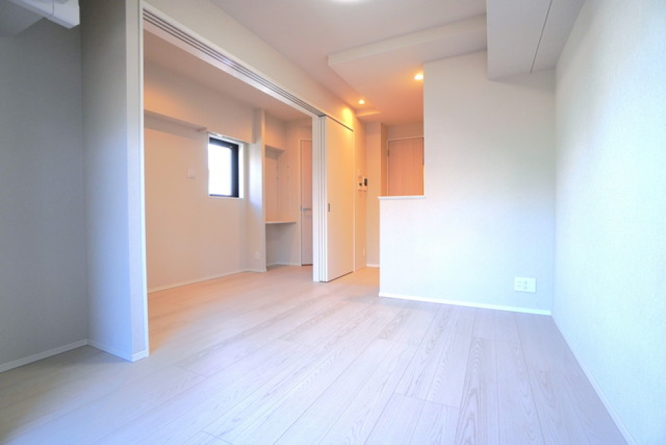 ８．４帖のLDKと３．３帖の洋室になります。写真は同タイプ住戸です。