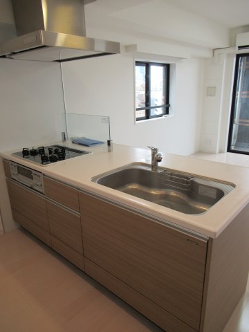 3口のガスコンロが導入されたキッチンです。