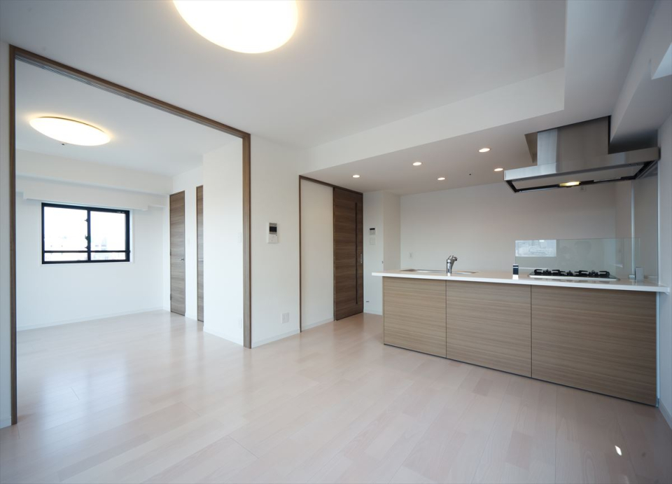 12.4帖のLDKは対面式キッチンから眺めることが出来ます。お隣は6帖の洋室。