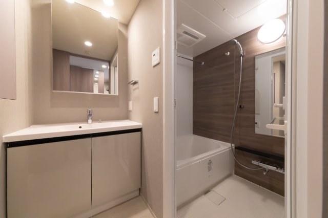 浴室と洗面台はお隣同士です。