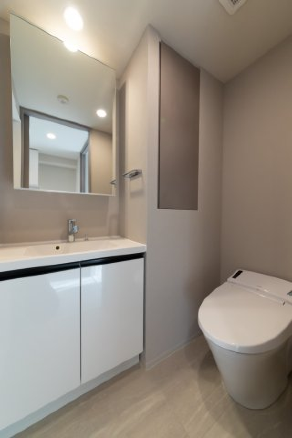 トイレも洗面台の横にあります。