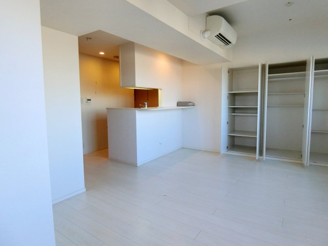 3口の対面式キッチンから洋室を眺めることが出来ます。