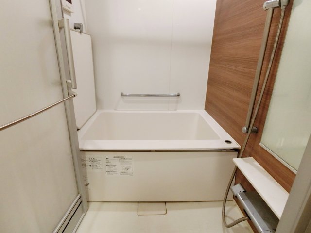 ナチュラルな木目のパネルが導入されたキッチンです。