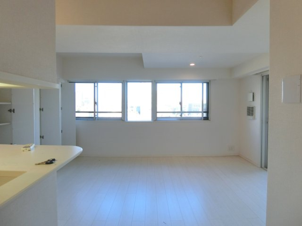 明るい日差しが入る空間。