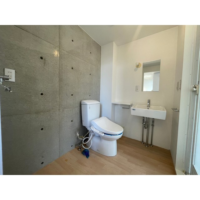 洗面台とトイレはお隣同士。