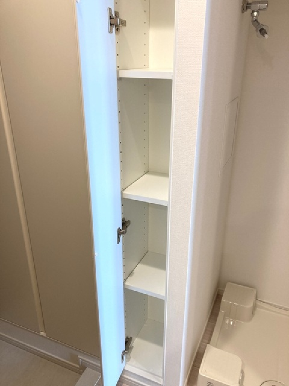 洗濯機の横には収納をするスペースが。※写真は同タイプ住戸です。