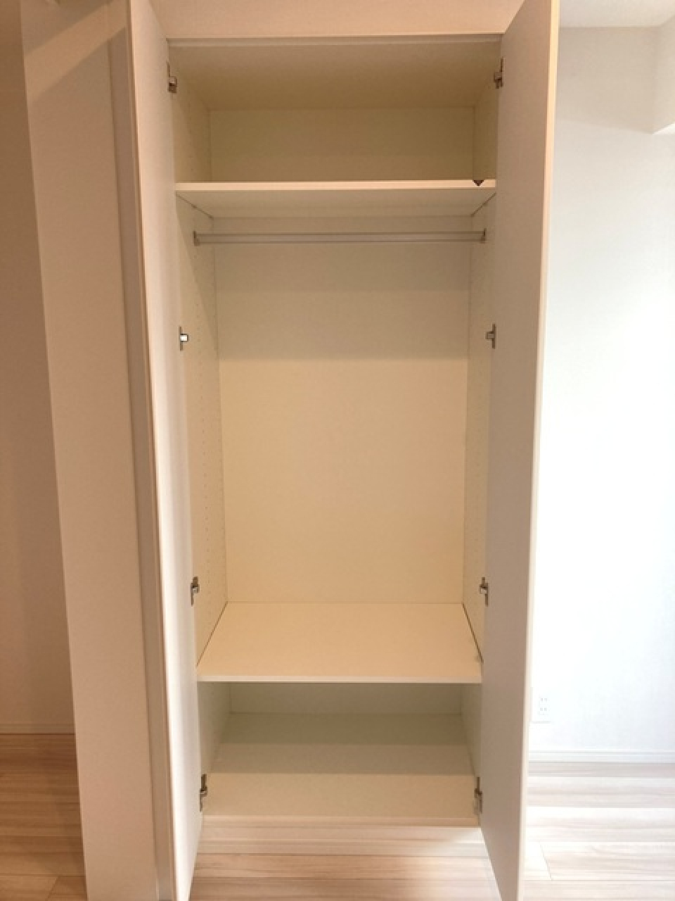 収納を開けた時の様子。※写真は同タイプ住戸です。