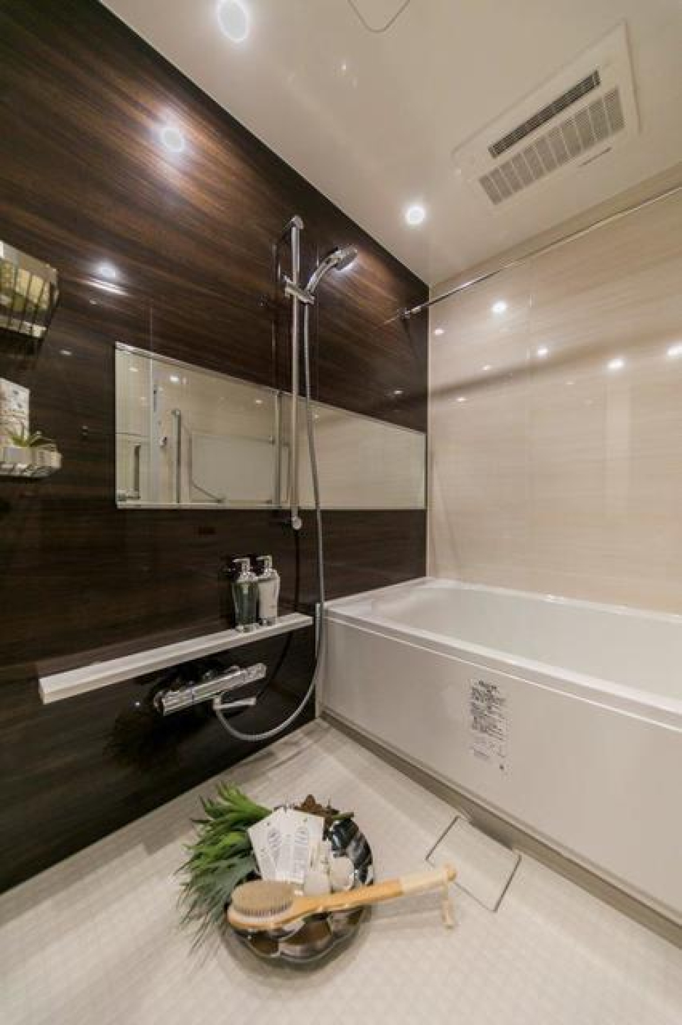 ダークトーンのパネルが落ち着きを演出しています。※写真は同タイプ住戸です。