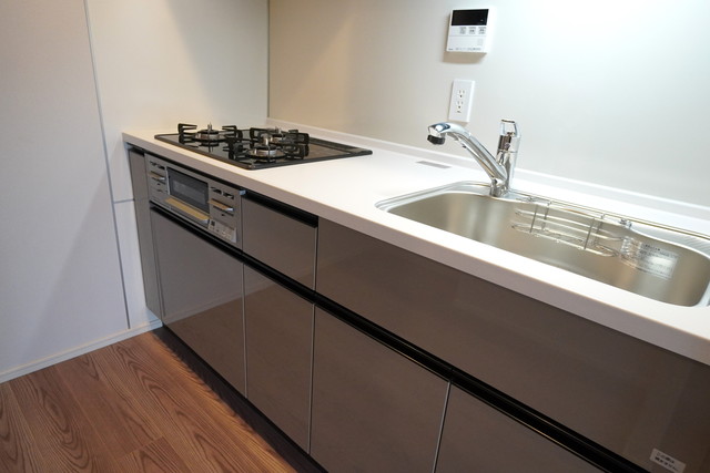 ３口のガスコンロが導入されたキッチン。※写真は同タイプ住戸です。