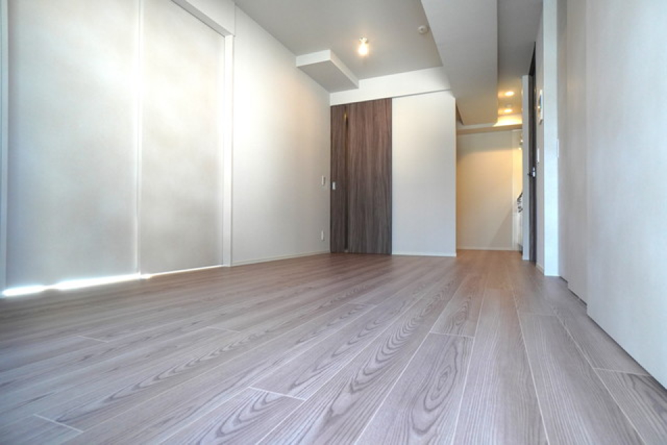 １０帖のLDKにくすんだウォール。※写真は同タイプ住戸です