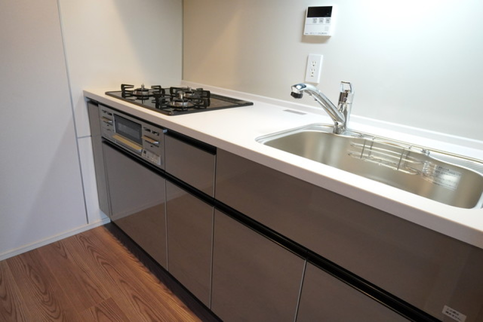 ３口のガスコンロが導入されたキッチン。※写真は同タイプ住戸です。