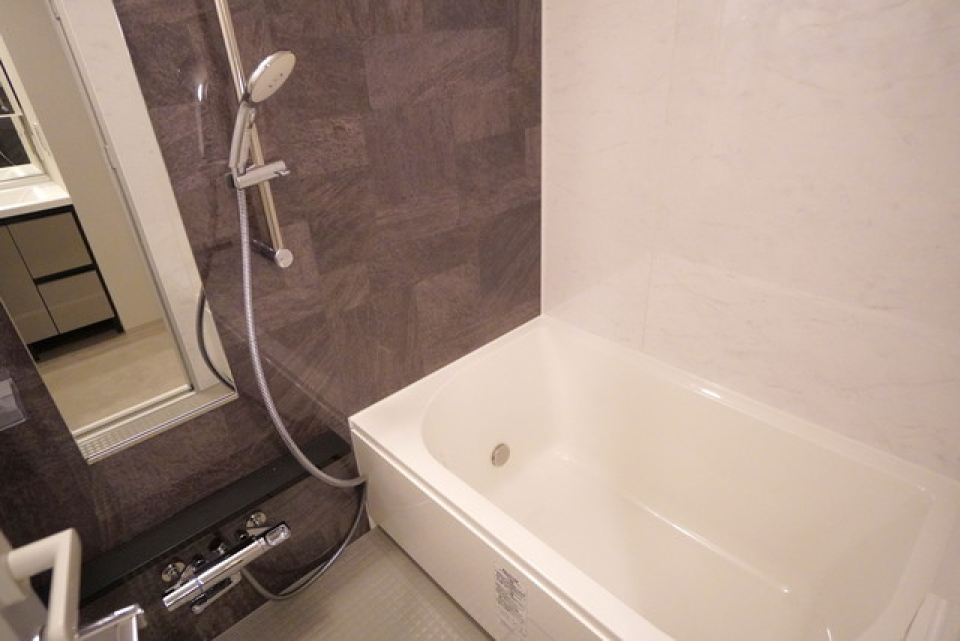 落ち着いた色合いの壁ですね。※写真は同タイプ住戸です。