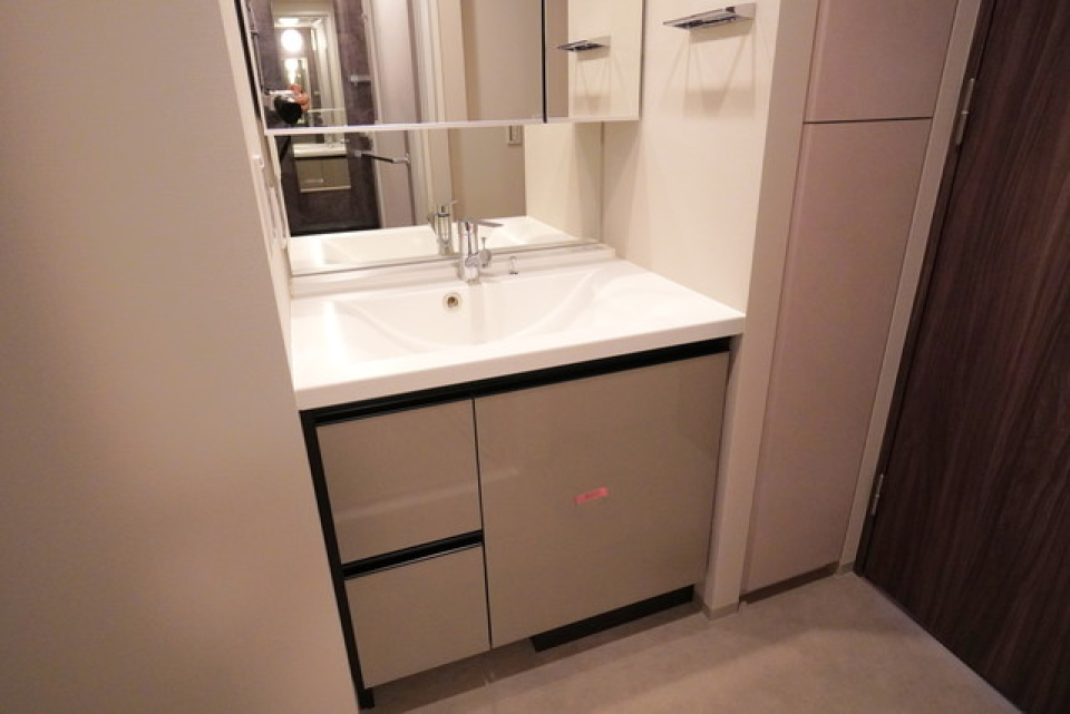 右側にはちょっとした収納がある独立洗面台。※写真は同タイプ住戸です。
