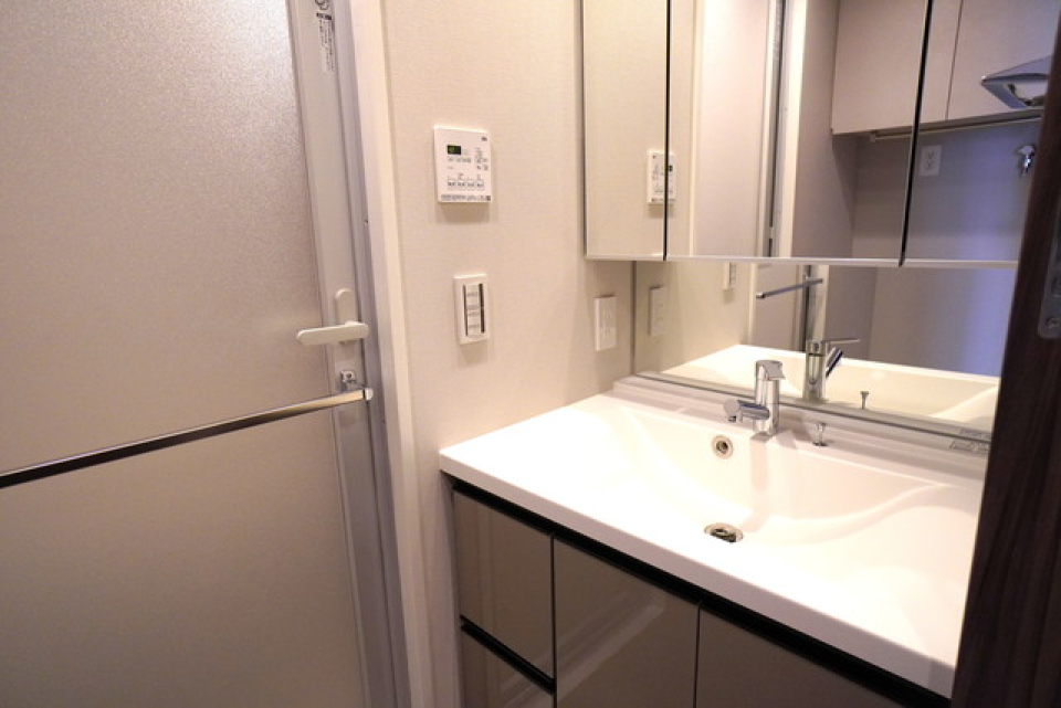 独立洗面台で落ち着いて身支度を。※写真は同タイプ住戸です。