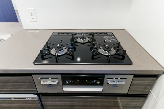 キッチンは３口コンロで料理が捗りますね
※写真は同タイプ住戸です。