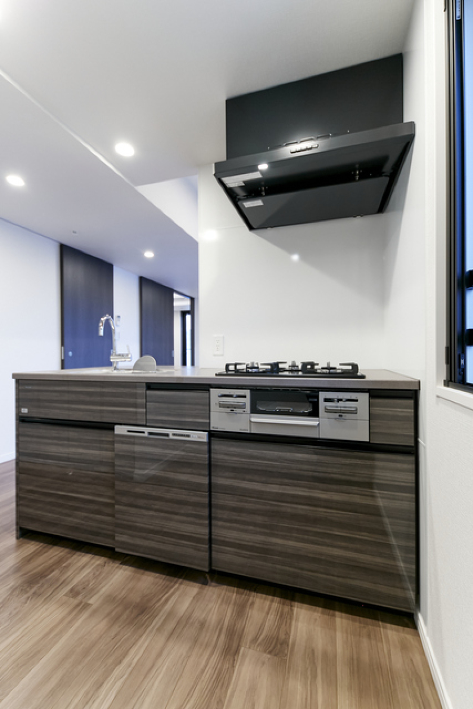 ダークブラウンのキッチン
※写真は同タイプ住戸です。