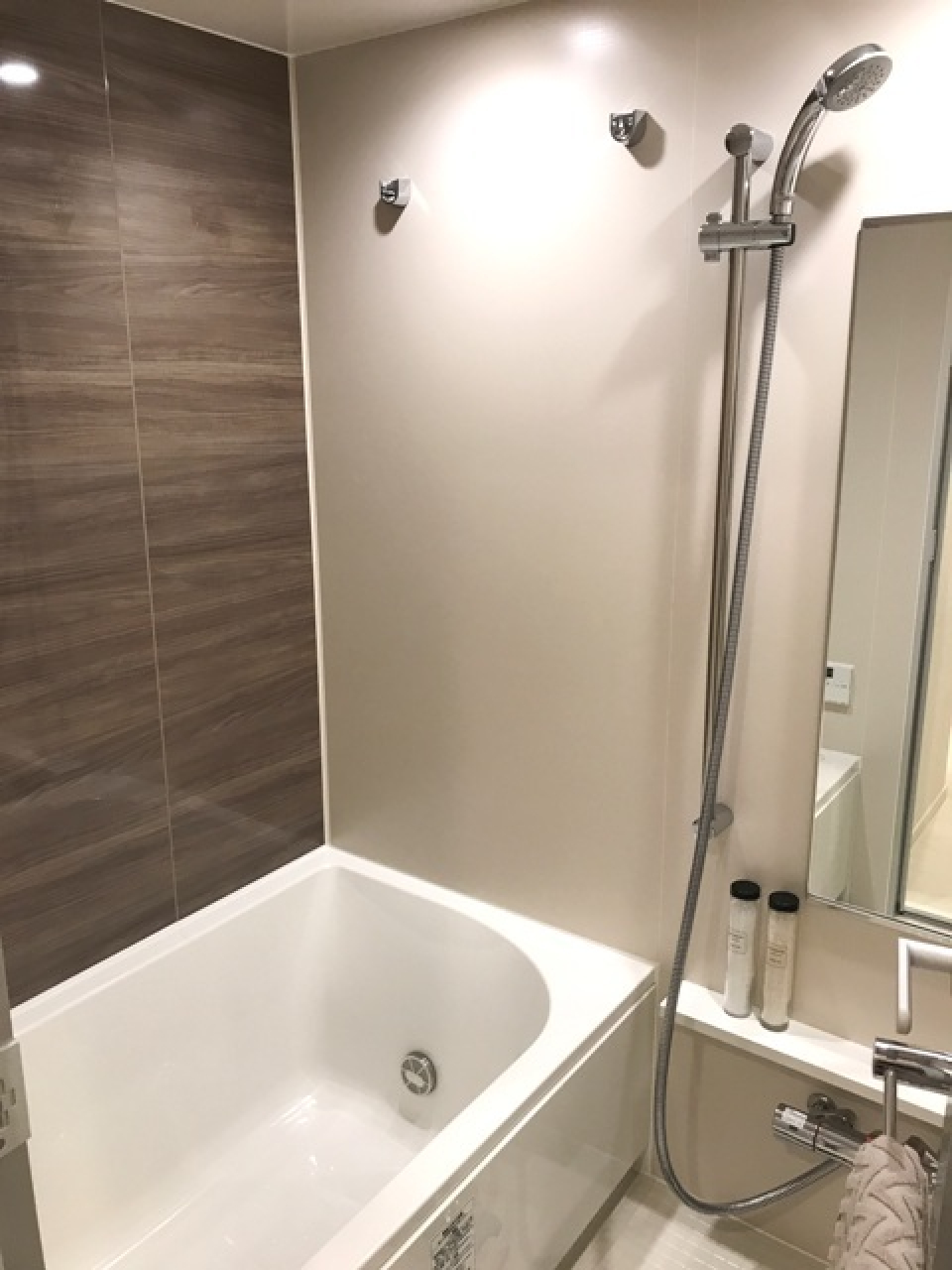 木目のパネルがオシャレな浴室です。※写真は同タイプ住戸です。