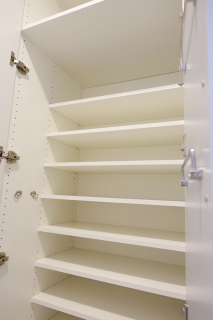 収納を開けた時の様子です。※写真は同タイプ住戸です。