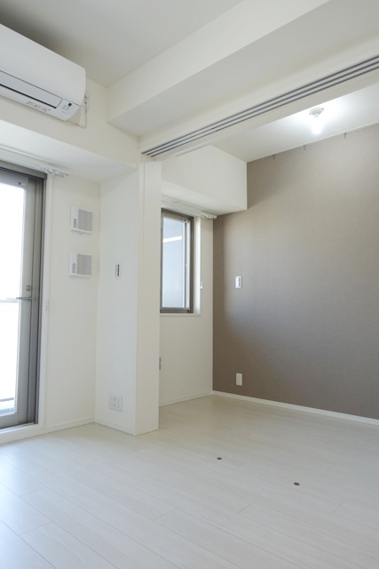 ６．８帖と２．４帖のお部屋が広がります。※写真は同タイプ住戸です。