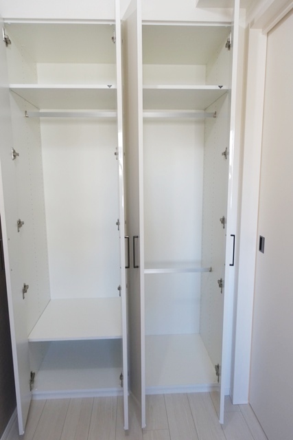収納を開けた時の様子。※写真は同タイプ住戸です。