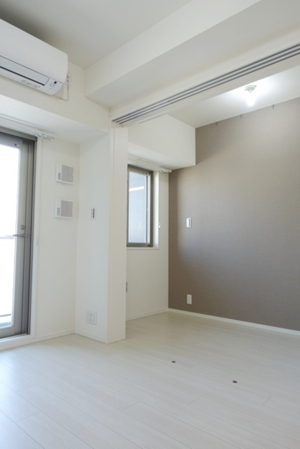 ６．８帖と２．４帖のお部屋が広がります。※写真は同タイプ住戸です。