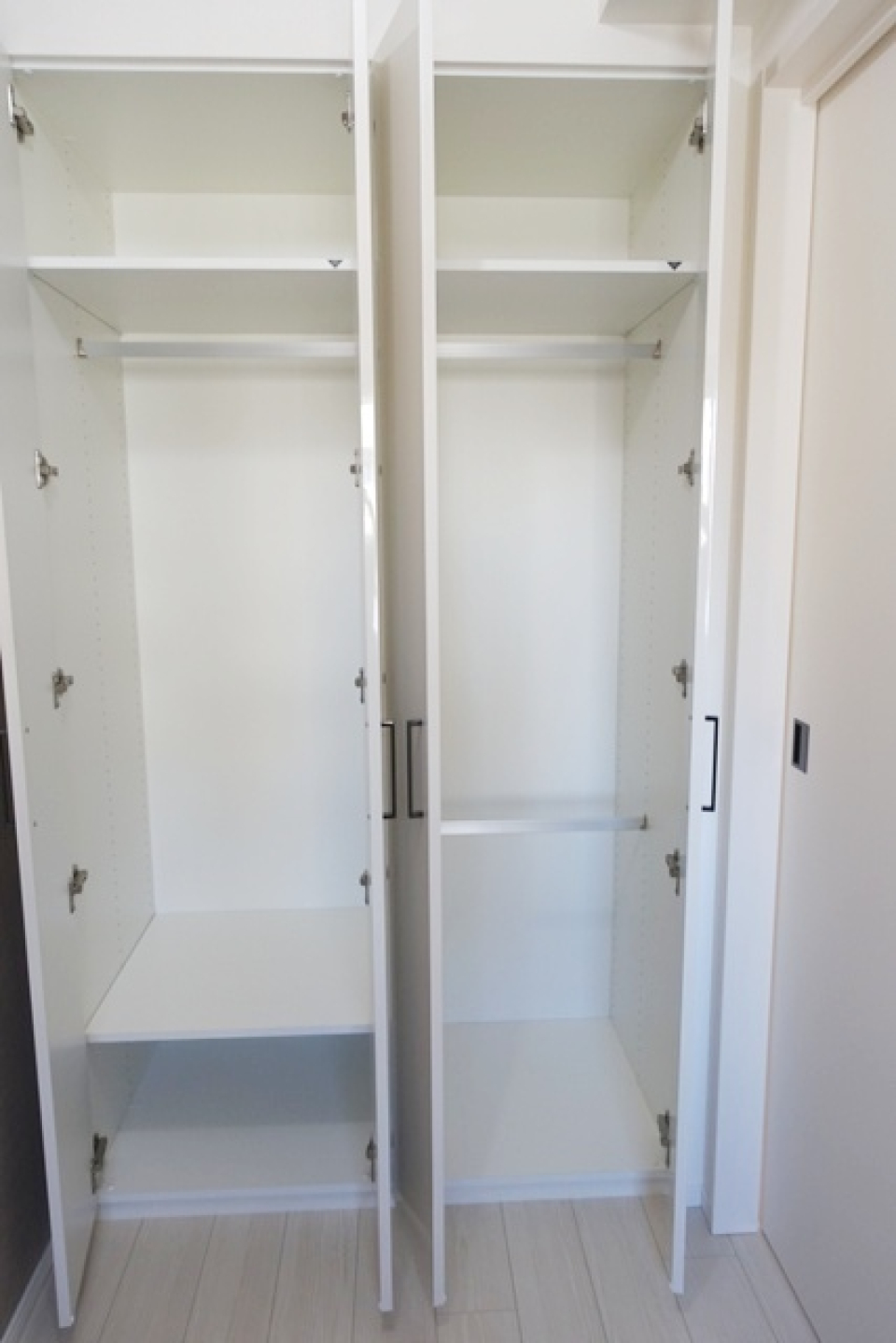 収納を開けた時の様子。※写真は同タイプ住戸です。