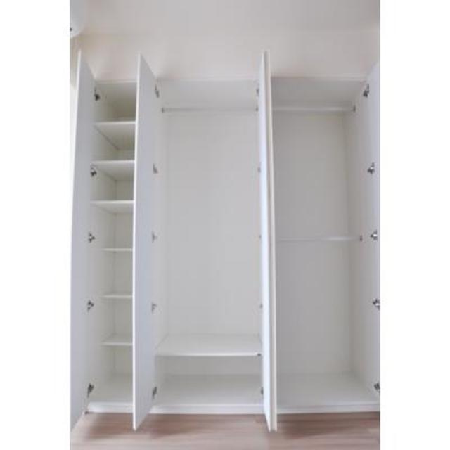壁一面の収納にたっぷりしまえます。※写真は同タイプ住戸です。