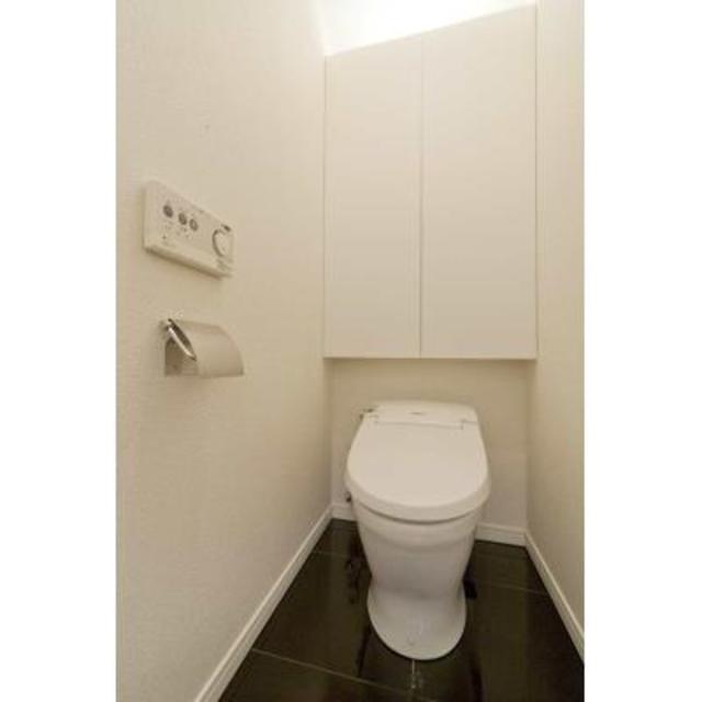 トイレにも収納あります
※写真は同タイプ住戸です。