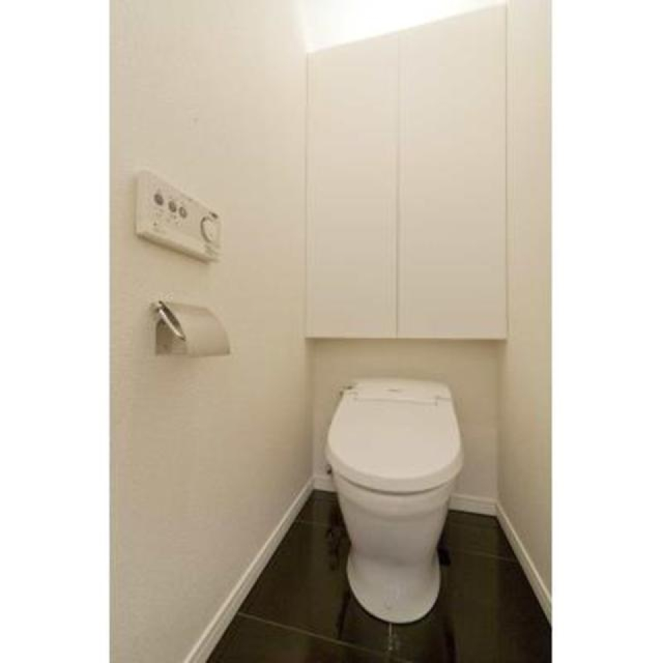 トイレにも収納あります
※写真は同タイプ住戸です。