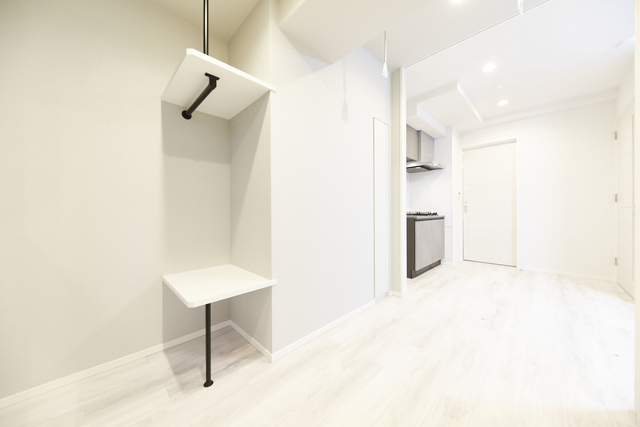 可動式の棚のある洋室。３．５帖です、※写真は同タイプ住戸です。