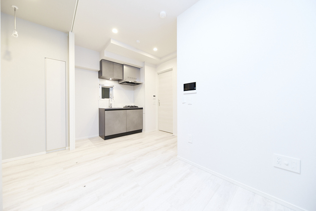 真っ白い空間にグレーのキッチンがスタイリッシュですね。※写真は同タイプ住戸です。