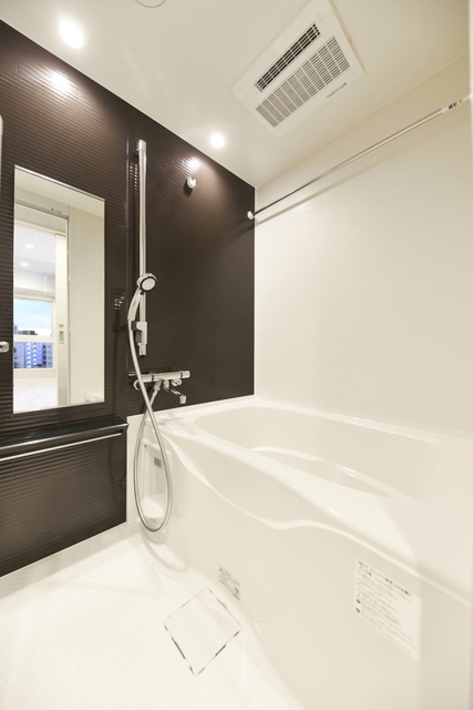 ダークトーンのパネルが導入された浴室です。※写真は同タイプ住戸です。