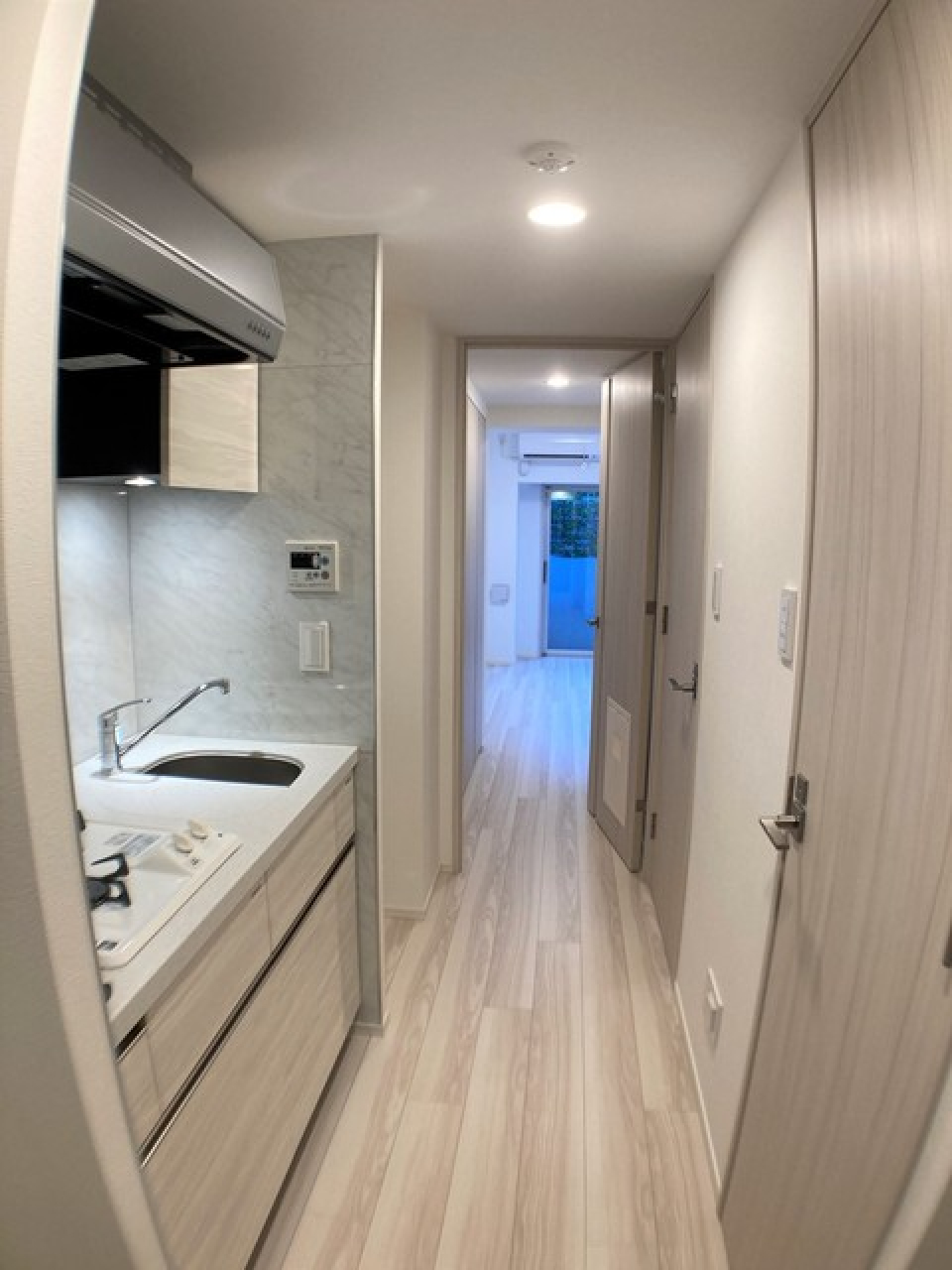 玄関から部屋を眺める。※写真は同タイプ住戸です。