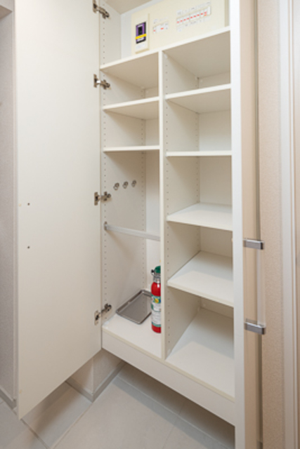 収納を開けた時の様子です。※写真は同タイプ住戸です。