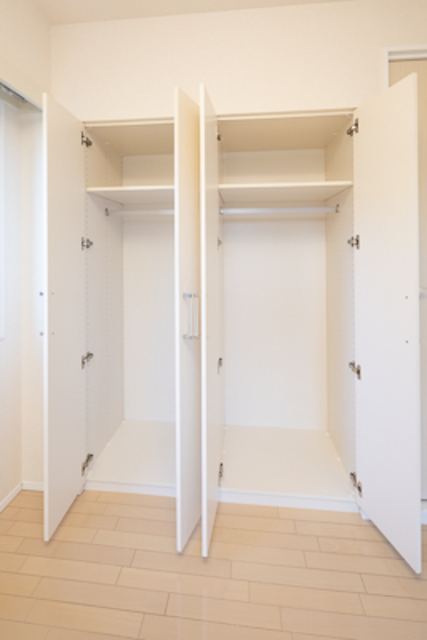収納を開けた時の様子。※写真は同タイプ住戸です。