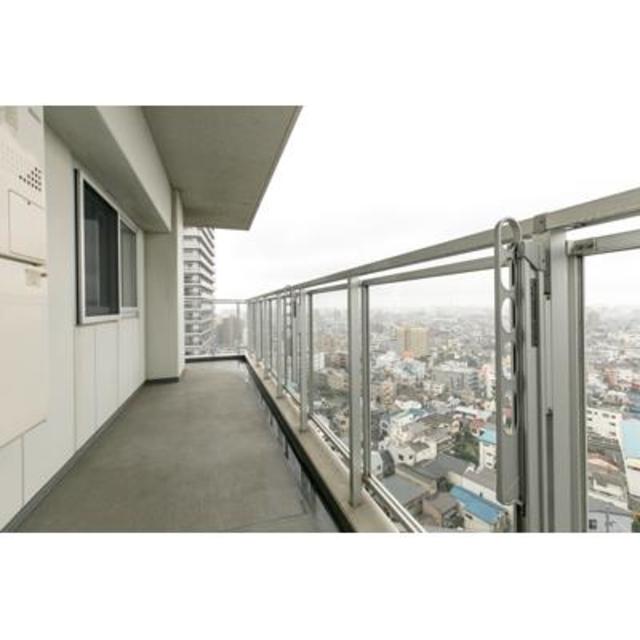 角部屋の特権、バルコニーは二方向に広がり〼。※写真は同タイプ住戸です。